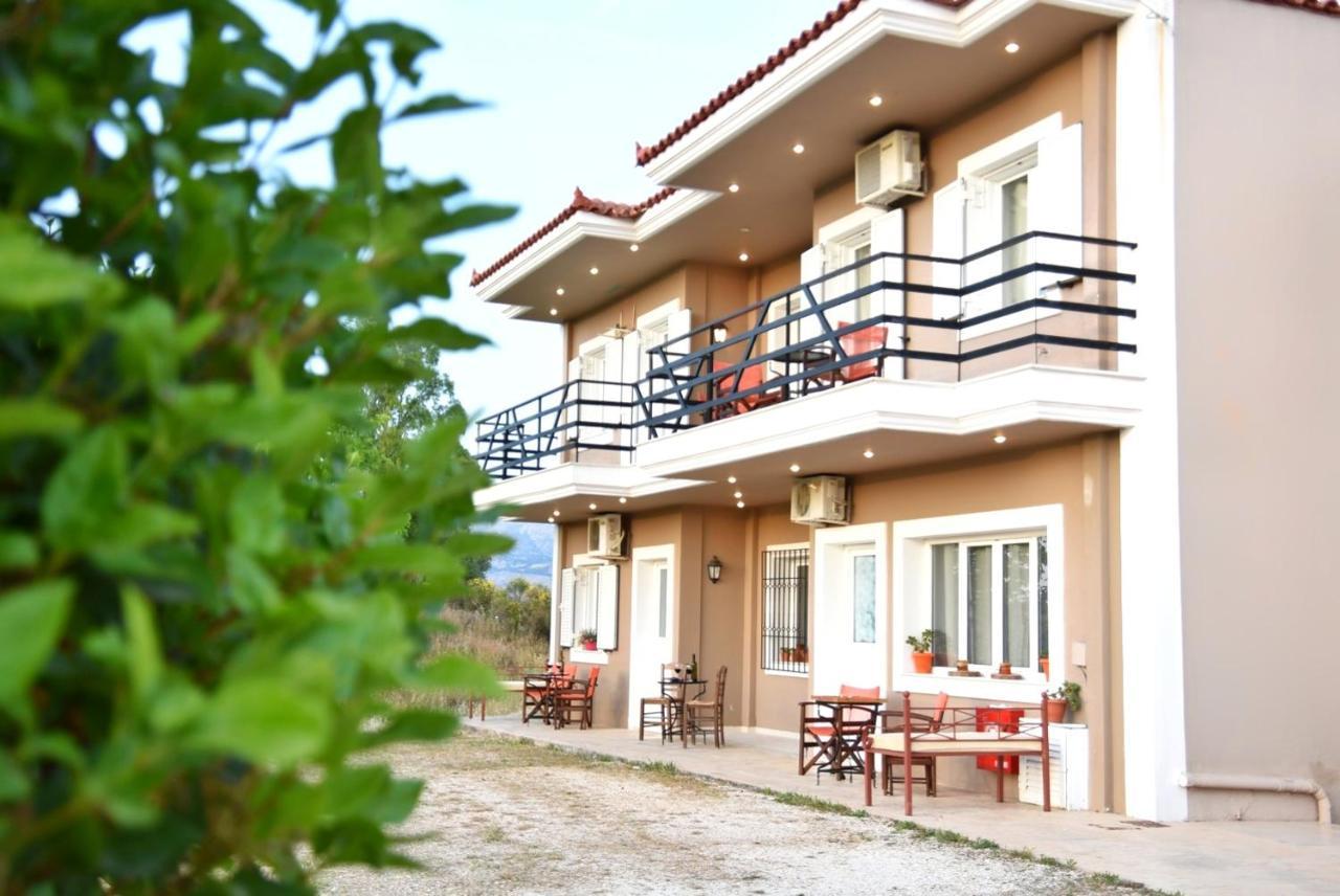 Anemomylos Apartments Lixouri Esterno foto